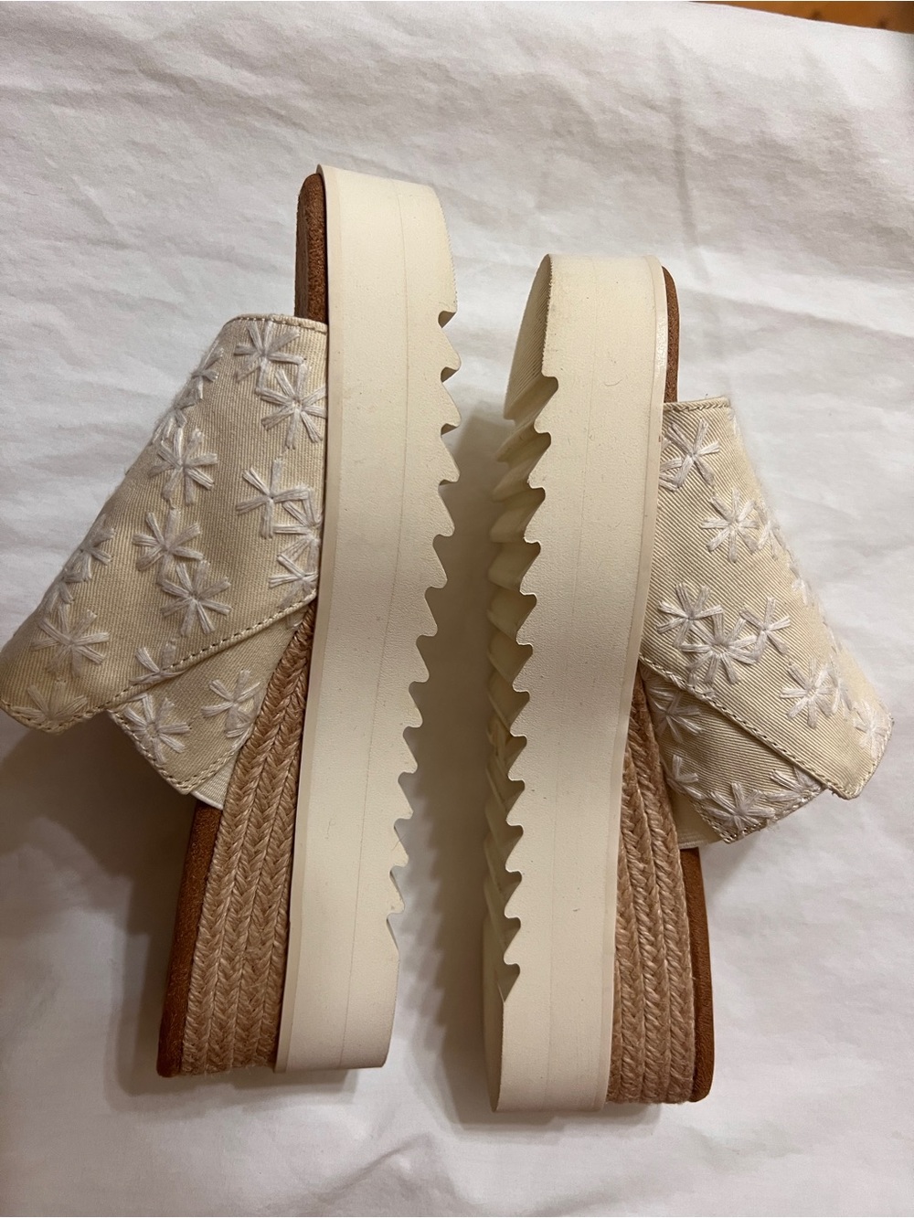 TOMS Cream Embroidered Slide Mules size 8.5 - Picture 2 of 6